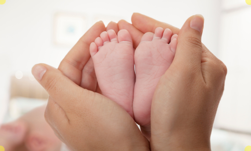 Imagem de mãe segurando o pés do bebê, para artigo Dicas para Mãe de Primeira Viagem